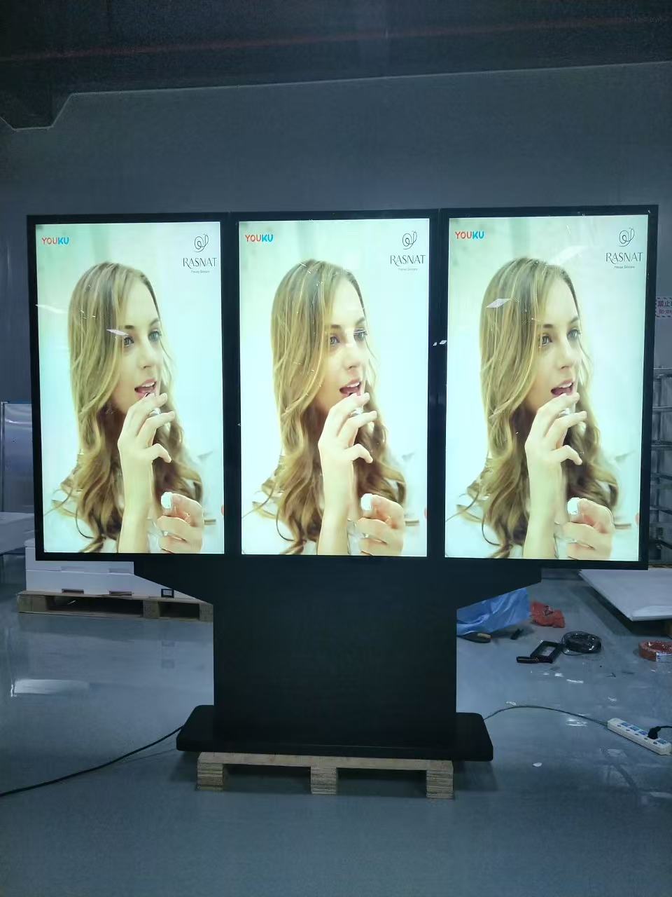 4K 49 55 65 75インチトリプルスクリーン屋外コマーシャル広告ビデオプレーヤーIP66防水