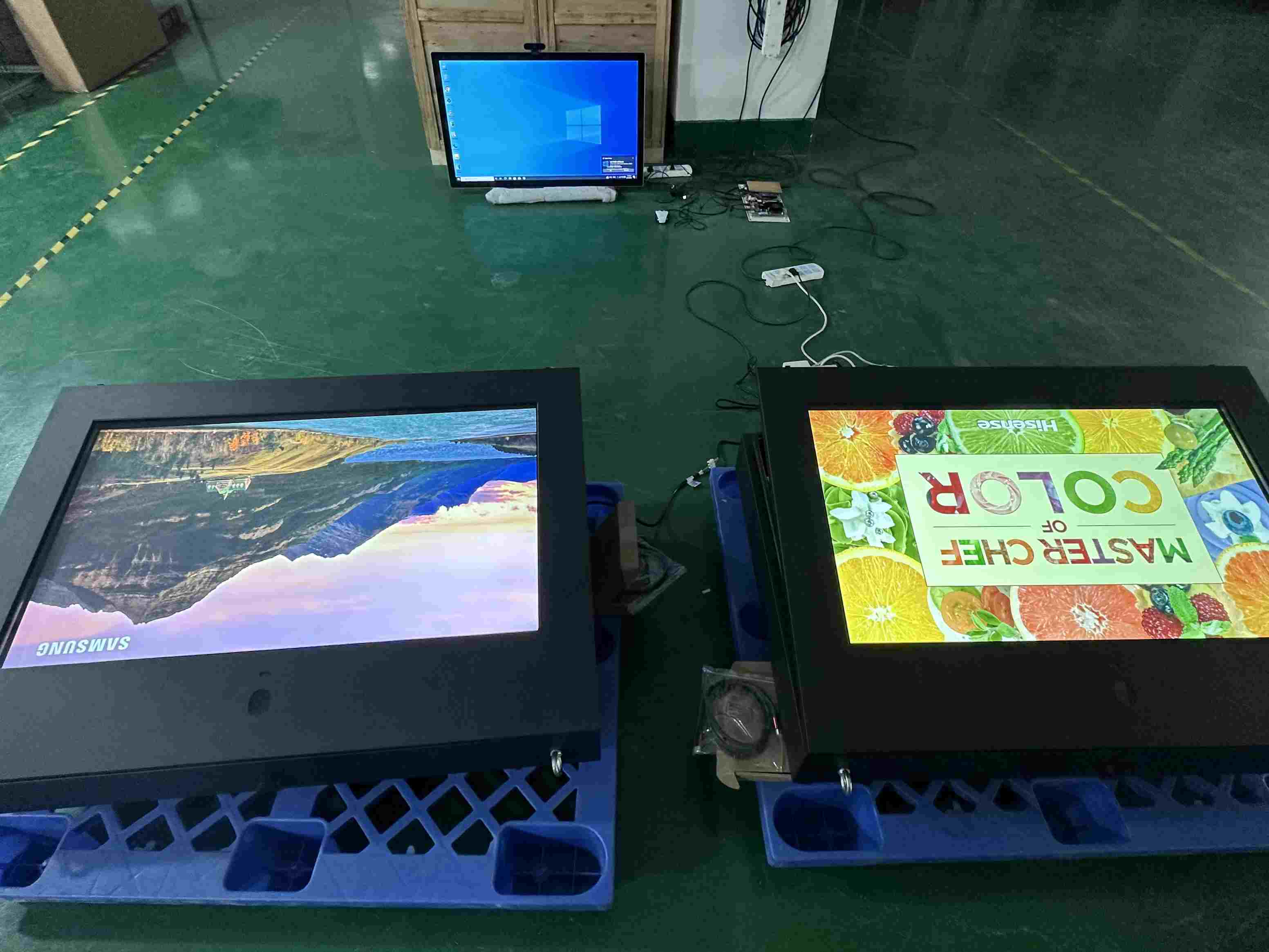 屋外43壁に取り付けられた2500ニットキオスク4Kモニター